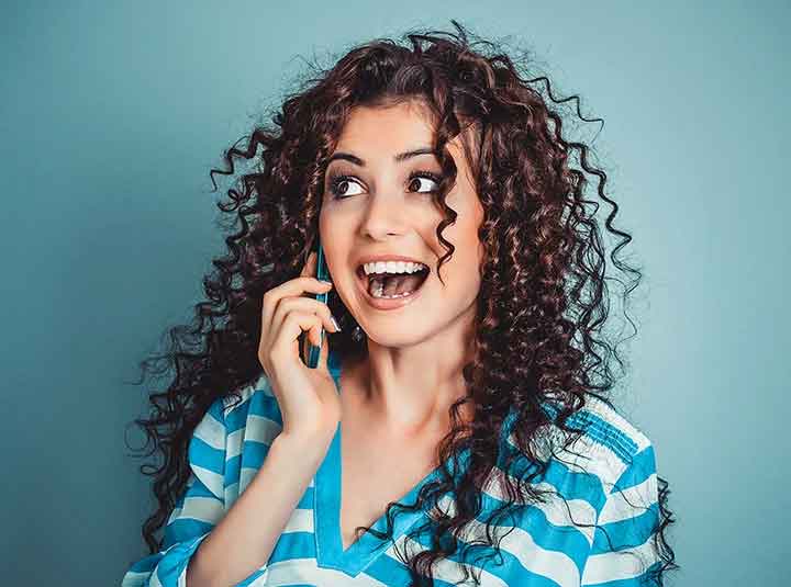 Latino chateando por tel&eacute;fono